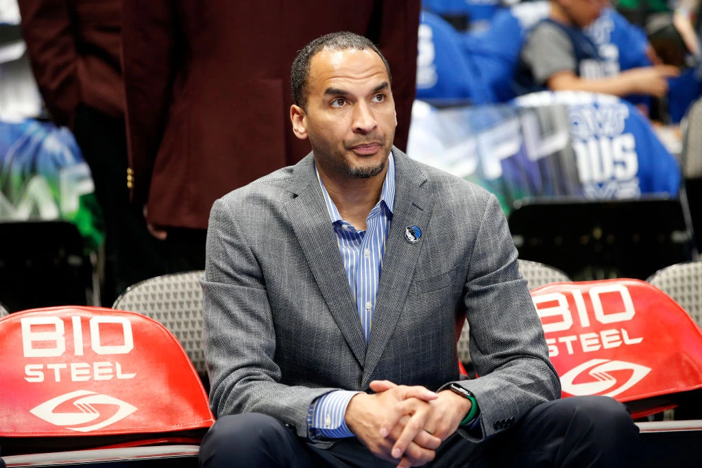 Kyrie Irving Menepi, Nico Harrison Semakin Dimusuhi