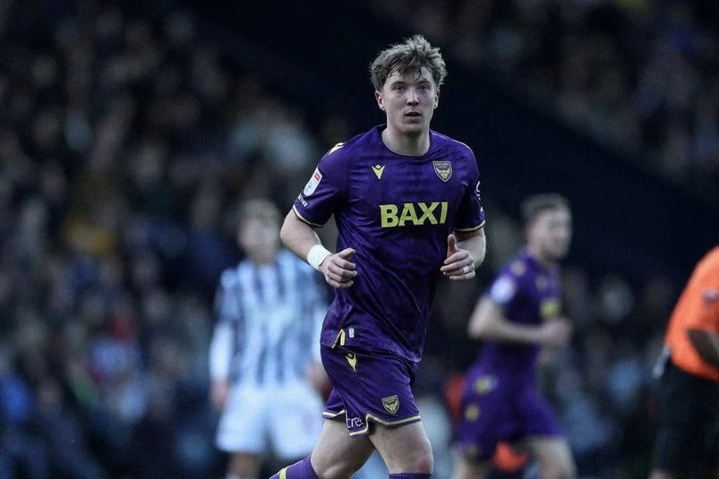 Calon bintang baru Timnas Indonesia, Ole Romeny, kembali dipercaya sebagai starter oleh Oxford United dalam laga pekan ke-36 divisi Championship. Pemain yang baru mendapatkan status Warga Negara Indonesia (WNI) pada Februari 2025 ini turun sejak menit aw