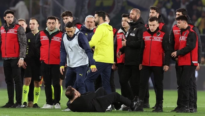 Aksi Konyol Mourinho: Cubit Hidung Pelatih Galatasaray