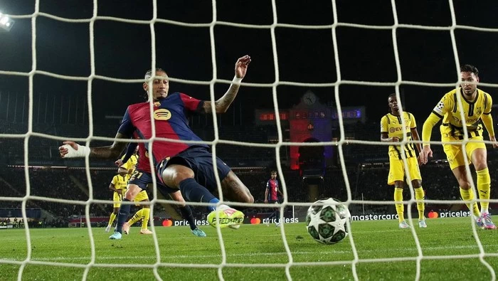 Raphinha Minta Maaf Serobot Gol Pau Cubarsi